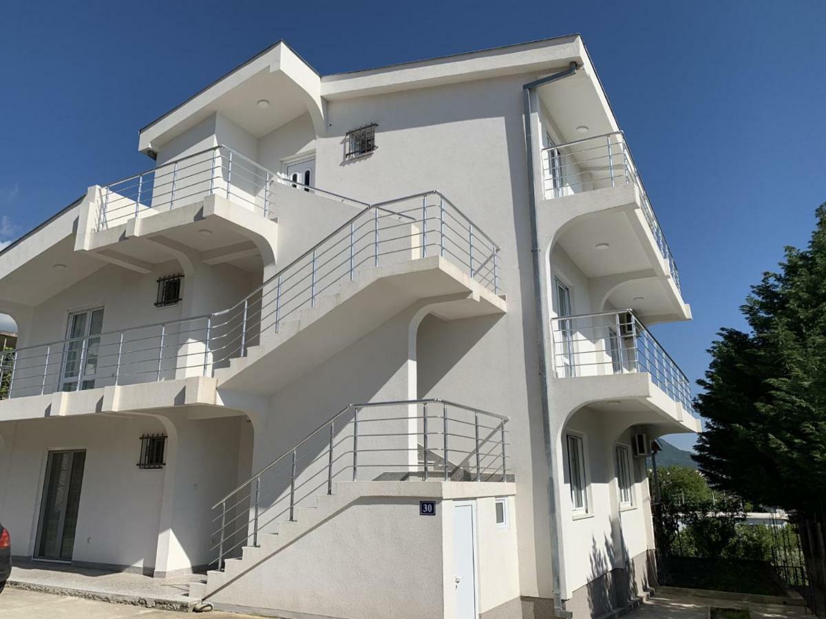 Gosa Apartments Bar Exterior photo